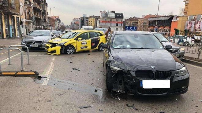 Две коли се удариха в центъра на София